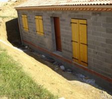Une butte de terre devant l entre quelle horreur il nous faut un tobogan pour acceder a la maison