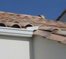 Les Gouttières n'ayant pas été prologées sur toute la longueur de la façade, cela risquait de faire couler de l'eau le long d'un mur. Plutôt que d'ajuster les tuiles à la gouttière (une découpe n'est pas très compliquée), une goulotte a été installée. Du beau rafistolage. Lors d'une visite, j'ai découvert cela... Et j'ai montré par des photos prises alentours, qu'une découpe des tuiles était toute simple et adaptée à la livraison de façades correctes. Début mai, cela n'avait pas été corrigé, cela devrait l'être... mais quel bon goût! Et la proposition de correction n'a pas été spontannée, j'ai dû la demander!