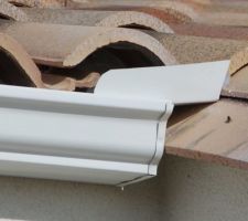 Plutôt que de couper une tuile, plaçons une goulotte... C'est plus simple, plus rapide. C'est plus joli? A vous de juger! Bon, il est prévu de remplacer la gouttière (sur les deux façades) et de faire ce qui aurait dû être fait dès le début... pour le moment, j'attends.