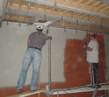 Application d'un enduit sur les murs périphériques par les enduiseurs pour rendre la maison plus étanche à l'air (parexlanko)