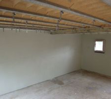 Les suspentes de plafond sont en attente au rez de chaussée. Le plaquiste devait attendre le passage des enduiseurs pour poursuivre son travail