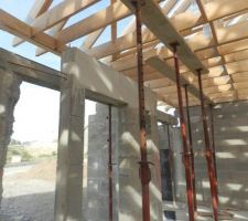 Le mur de l'entrée complètement refait avec son beau chaînage :)