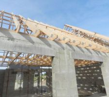 Le 2nd chaînage réalisé par-dessus l'existant. On a enfin une hauteur convenable au-dessus de nos baies de 2.20m !