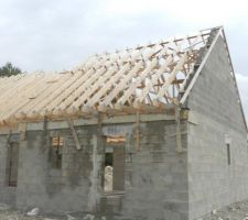 La charpente a été soulevée de 30 cm sur toute sa longueur pour que le 2nd chaînage puisse être coulé.