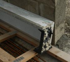 Le coffre d'une chambre retir&eacute; car n'&eacute;tait pas droit. A &eacute;t&eacute; remplac&eacute; et le linteau refait