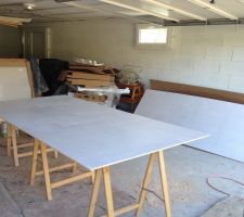 Panneaux de bois pour plafond provisoire.