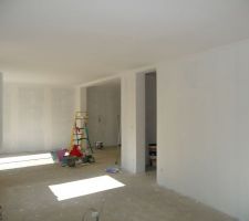 Encore une couche au plafond et deux sur les murs !!!
