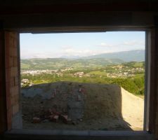 Baie vitr&eacute;e de 3m fa&ccedil;ade sud-est (c&ocirc;t&eacute; vue)donnant sur terrasse couverte.