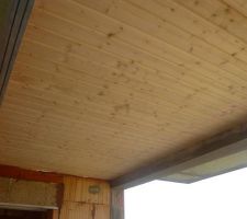 Plafond de la terrasse couverte. Nous mettrons des spots pour l'&eacute;clairage ext&eacute;rieur.