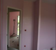 1ère passe de peinture rose et mauve dans la chambre de notre ainée