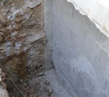 Photo du mur crée par la société où il devait réalisé une étanchéité = enduit ciment hydrofugé et enduit bitumeux et bidim...
Rien de tout ça et en plus un trou dans le mur pour réalisé un regard avec un tuyau évacuation.