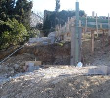 1ère difficulté :faire des fondations sur un terrain en pente et non plat.
