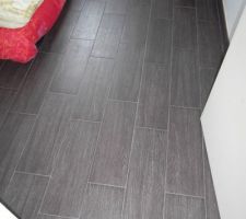 Sol chambre du bas. carrelage imitation parquet