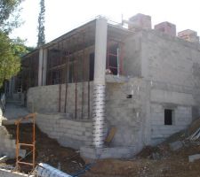 Le vide sanitaire   sous sol   dalle coul&eacute;e   1&egrave;re palette de brique momomur arriv&eacute;e.