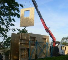 Camion grue avec les murs et la levée d'un de ces derniers !