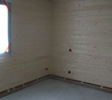 Murs ext&eacute;rieurs habill&eacute;s de lambris dans une chambre