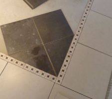 Avec une pose diagonale,couleur carrelage ardoire