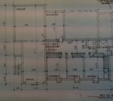 L'accès aux trois chambres du bas et accès au sous sol par escalier.