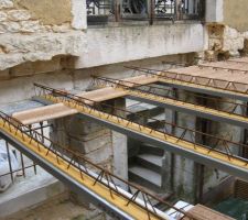 Placement des poutrelles et entrevous copeaux de bois ISOLTOP.