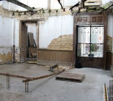 Dalle de haut de cave coul&eacute;e.