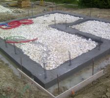 Fondation apparente qui est poser sur des fondations enterrer hauteur total 1.40 m&egrave;tre de fondation. si avec ca elle bouche je lui en met une.