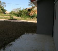 Régalage des terres terminé : terrasse de derrière : ouf, c'est plat !