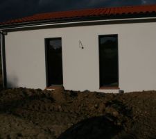 Vue sur les fenêtres des 2 chambres au sud : on peut enfin sortir, il n'y a plus de trou !