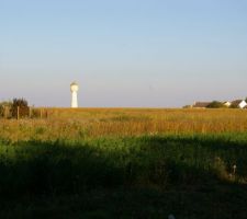 Nous avons notre terrain, il est la au milieu du champs.