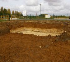 Terrassement termin&eacute; avec ma cave tant voulue dans le trou