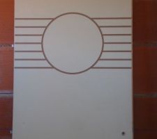 La porte qui m&egrave;ne du couloir au garage , pas encore pos&eacute;e . Elles sont jolies ces portes je trouve !