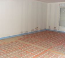 Le chauffage au sol, pos&eacute; debut avril pour une partie de la maison.
Et d&eacute;but mai pour la chambre.