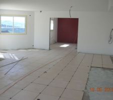 Pose du carrelage dans le salon