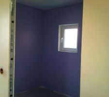Cellier > peinture violet un peu flashy