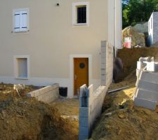 Debut de construction des deux murs de soutenement des terres.