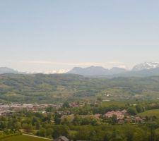 Vue du salon avec la baie de 3m. Au fond on voit la tournette, la chaîne des Aravis et le Mont-Blanc (montagnes avec de la neige...)