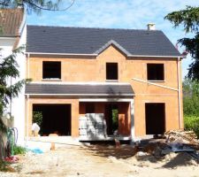 Maison avec le toit finit