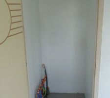 J'ai peint vite fait le placard,avant qu'il pose le chauffe-eau,mais j'ai eu un souci avec le rouleau &eacute;lectrique &agrave; peinture en panne lol!!!!