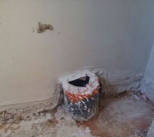 La prise d'air pour le poele! par contre celui  ci arrive dans la salle de bain!!!