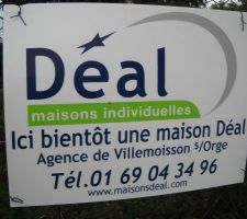 11 septembre 2011 ===> A cette date, le délai de recours des tiers de la division est toujours en cours, aucun contrat n'a encore été signé avec le constructeur, aucun permis de construire n'a encore été déposé en mairie, aucun financement n'a encore été obtenu !... En clair, les conditions suspensives de notre compromis de vente du terrain ne sont pas encore levées !... ET POURTANT !... C'est avec un grand étonnement que nous découvrons que le constructeur n'a pas perdu de temps pour apposer un affichage publicitaire sur notre futur terrain ???