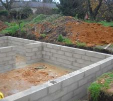 6 d&eacute;cembre 2011 ===> &Eacute;l&eacute;vation des murs de soubassements du vide sanitaire.
