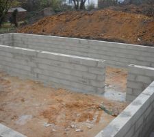 6 d&eacute;cembre 2011 ===> &Eacute;l&eacute;vation des murs de soubassements du vide sanitaire.