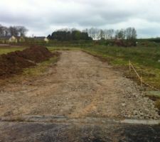R&eacute;alisation du chemin d'acc&egrave;s en concass&eacute; de b&eacute;ton.