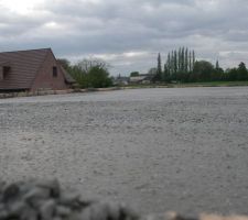 Dalle étage coulée   (plus d'échelle sur le chantier j'ai du monter sur une palette de briques mais suis quand même trop petite !!!)