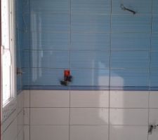 Fa&iuml;ence de la sdb du RDC termin&eacute;e, manque plus que les joints.