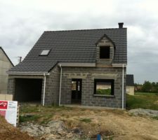 Les velux avaient été posés en même temps que la toiture mais nous n'avions ps mis de photo de la toiture terminée. Le dernier appuis de fenêtre a été posé aujourd'hui.