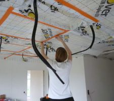 Maman qui pose le scotch d'étanchéité