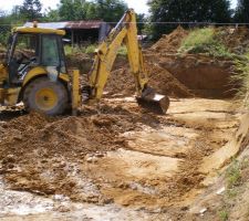 Apr&eacute;s la d&eacute;molition,le terrassier effectue la purge du terrain,et refait proprement le trou en pleine masse.