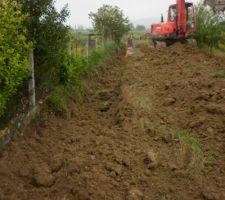 Tranch&eacute;e pour passage des gaines elec et ptt   tuyau d'eau.