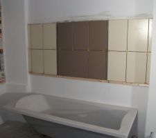 Pose faience au mur au dessus de la baignoire