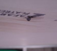 Goutte d'eau qui a ruissel&eacute; sur le sol de l'&eacute;tage et qui goutte au plafond du RDC (cause goutti&egrave;re non mise fa&ccedil;ade Sud)